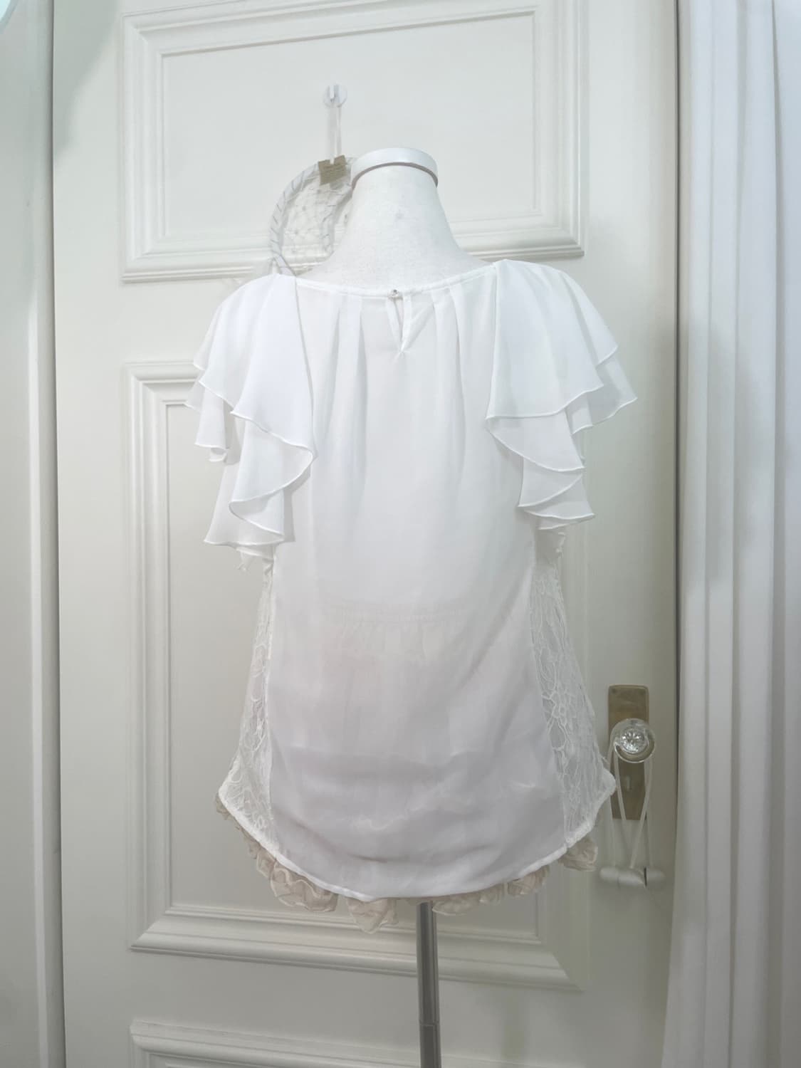white ruffle cubic lace trim blouse 상품이미지3