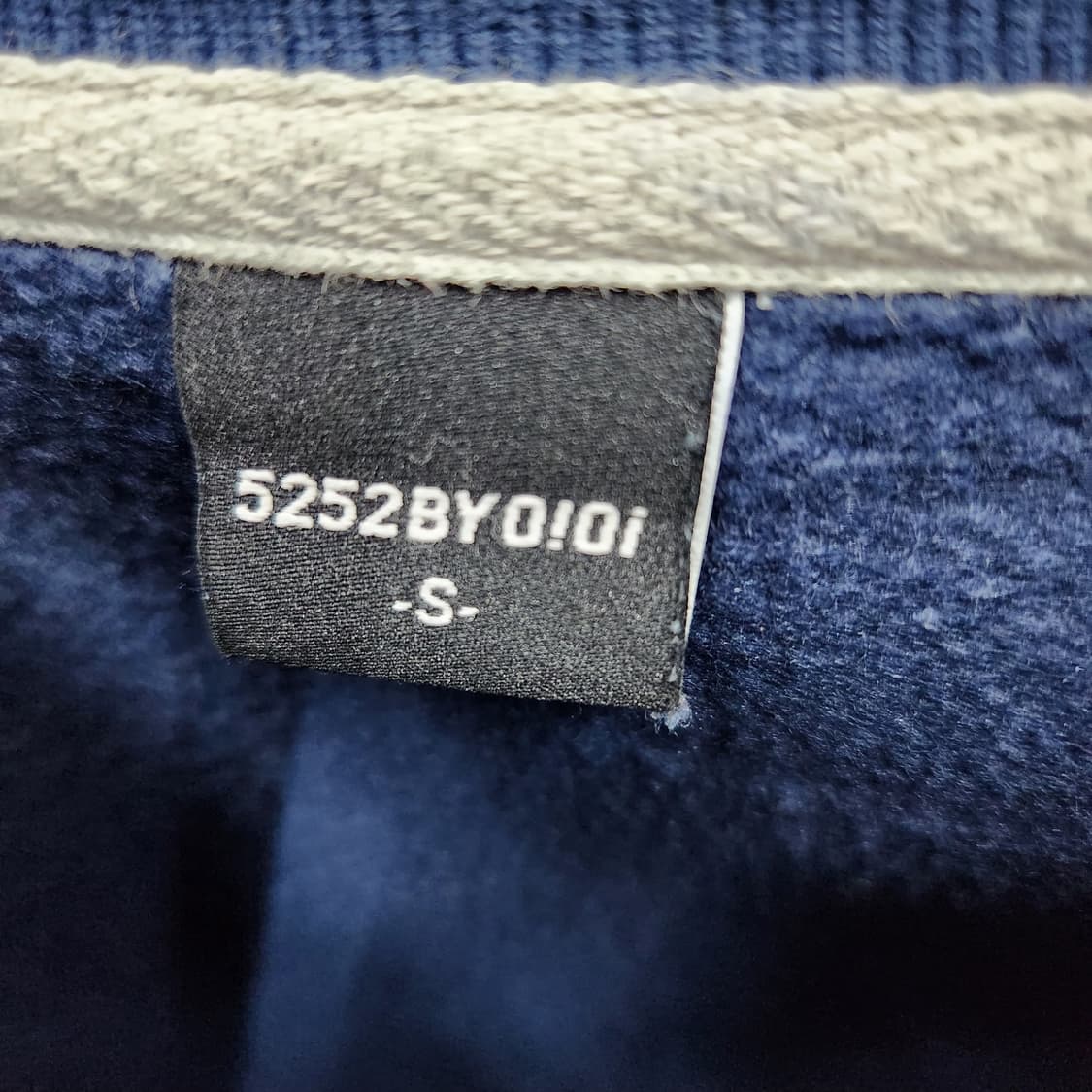 OIOI 오아이오아이 빅로고 자수 오버핏 맨투맨 L~XL 상품이미지5