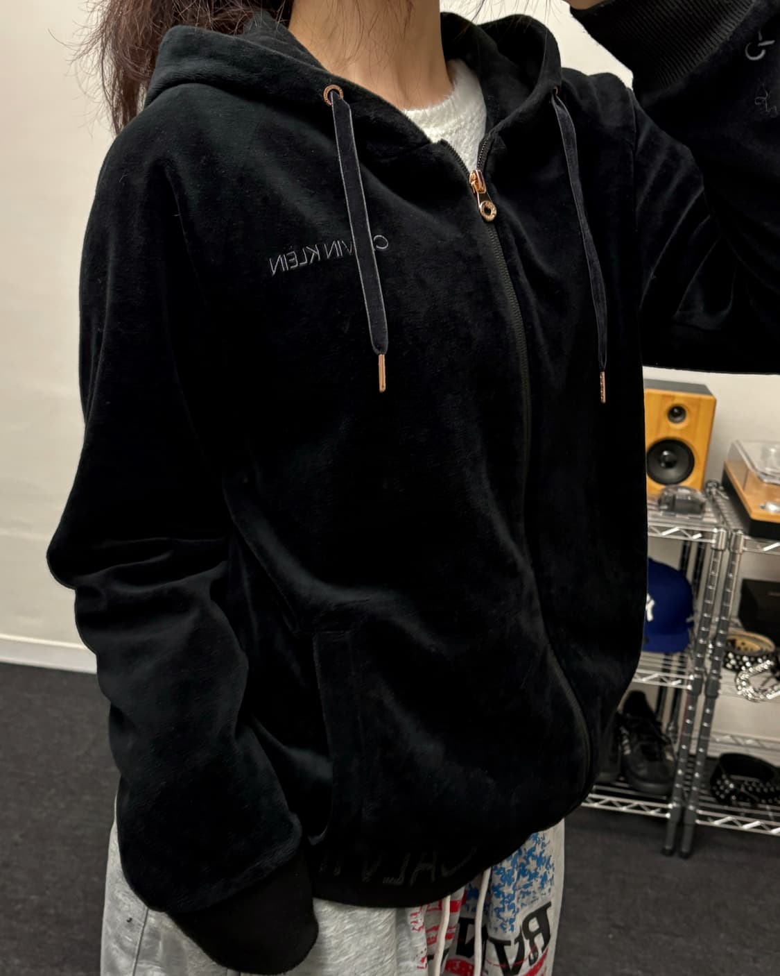 캘빈클라인 자수로고 벨벳 후드집업 블랙  상품이미지3
