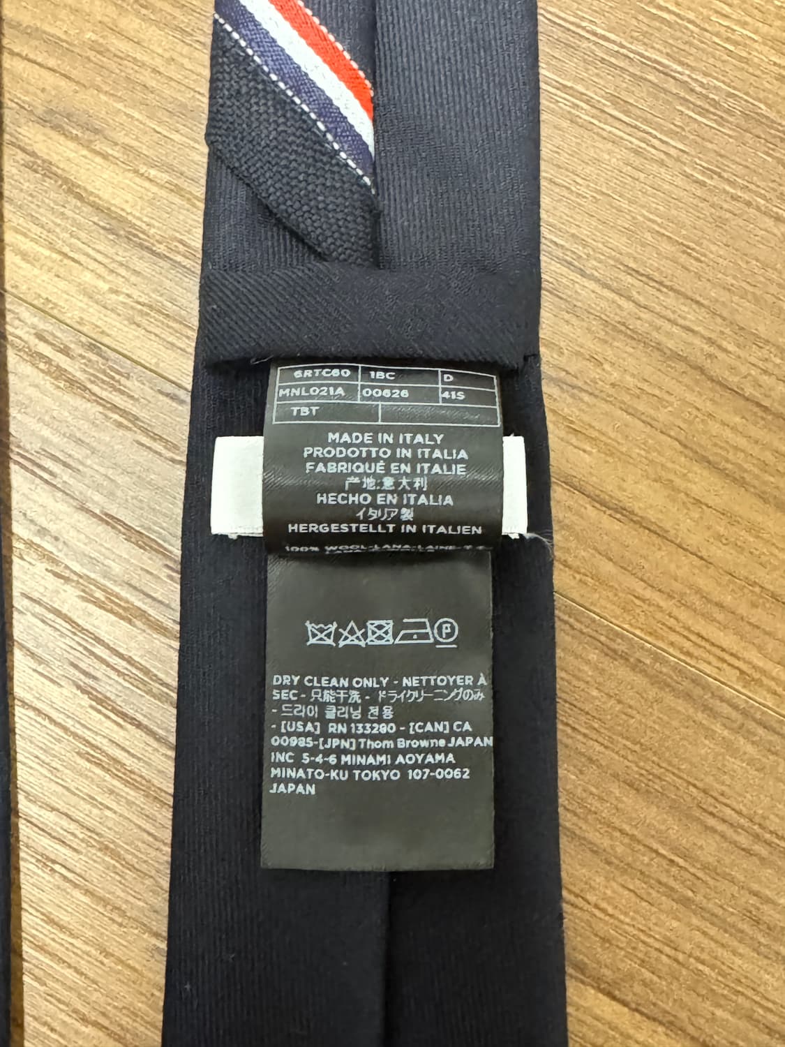 톰브라운 넥타이 네이비 팝니다. 상품이미지4