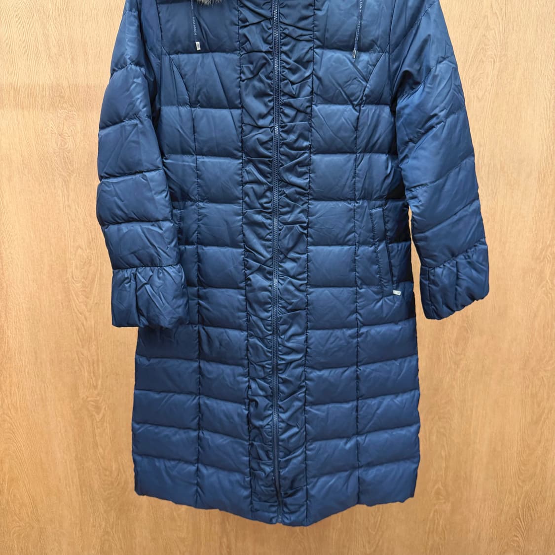 발망 다운 롱 패딩 코트 후드 퍼 트리밍 중앙 셔링 디테일 딥 네이비 상품이미지5