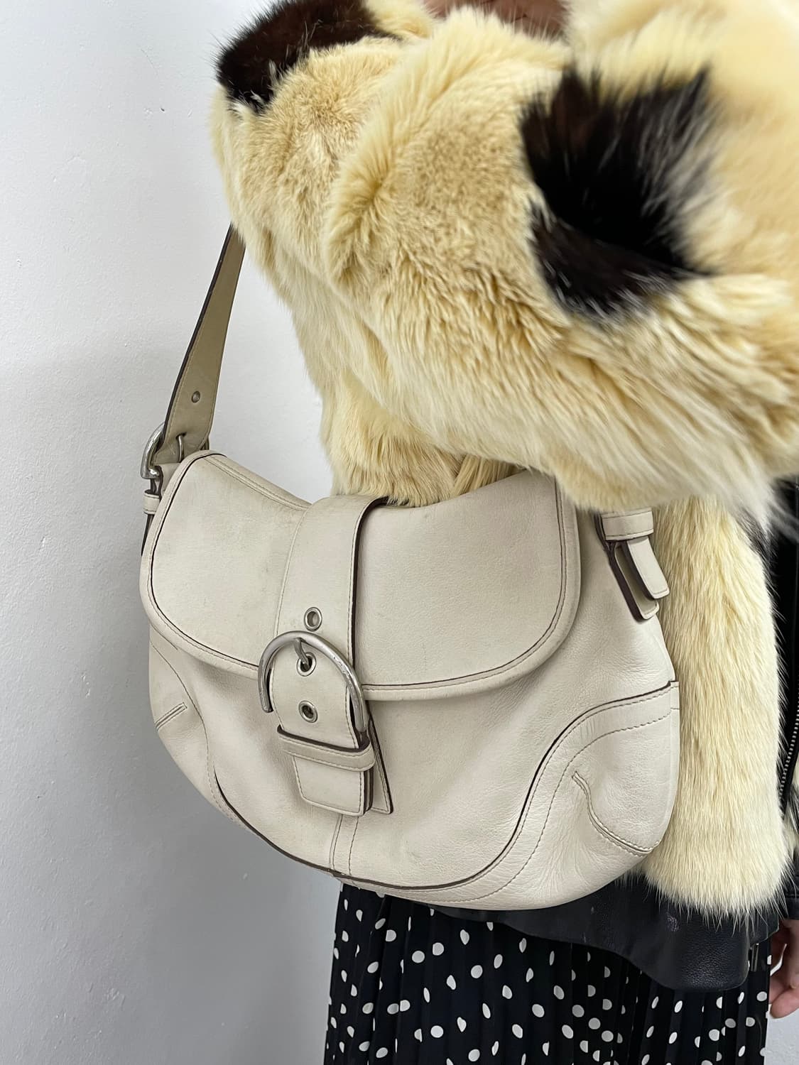 아이보리 코치 버클 숄더백 상품이미지4