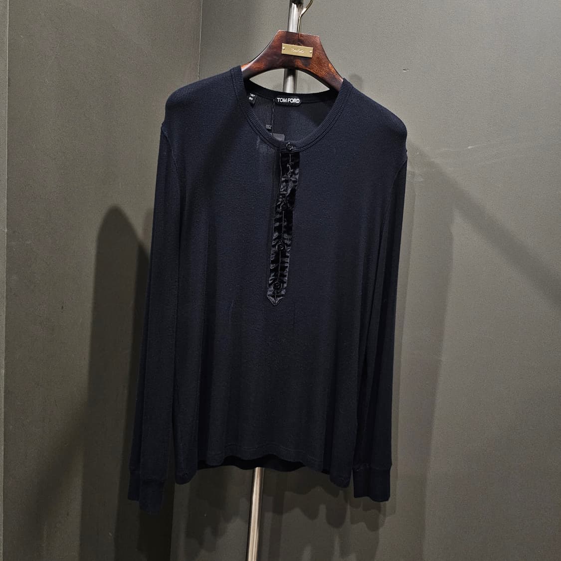 톰포드 비스코스 스트레치 벨벳 헨리넥 상품이미지1