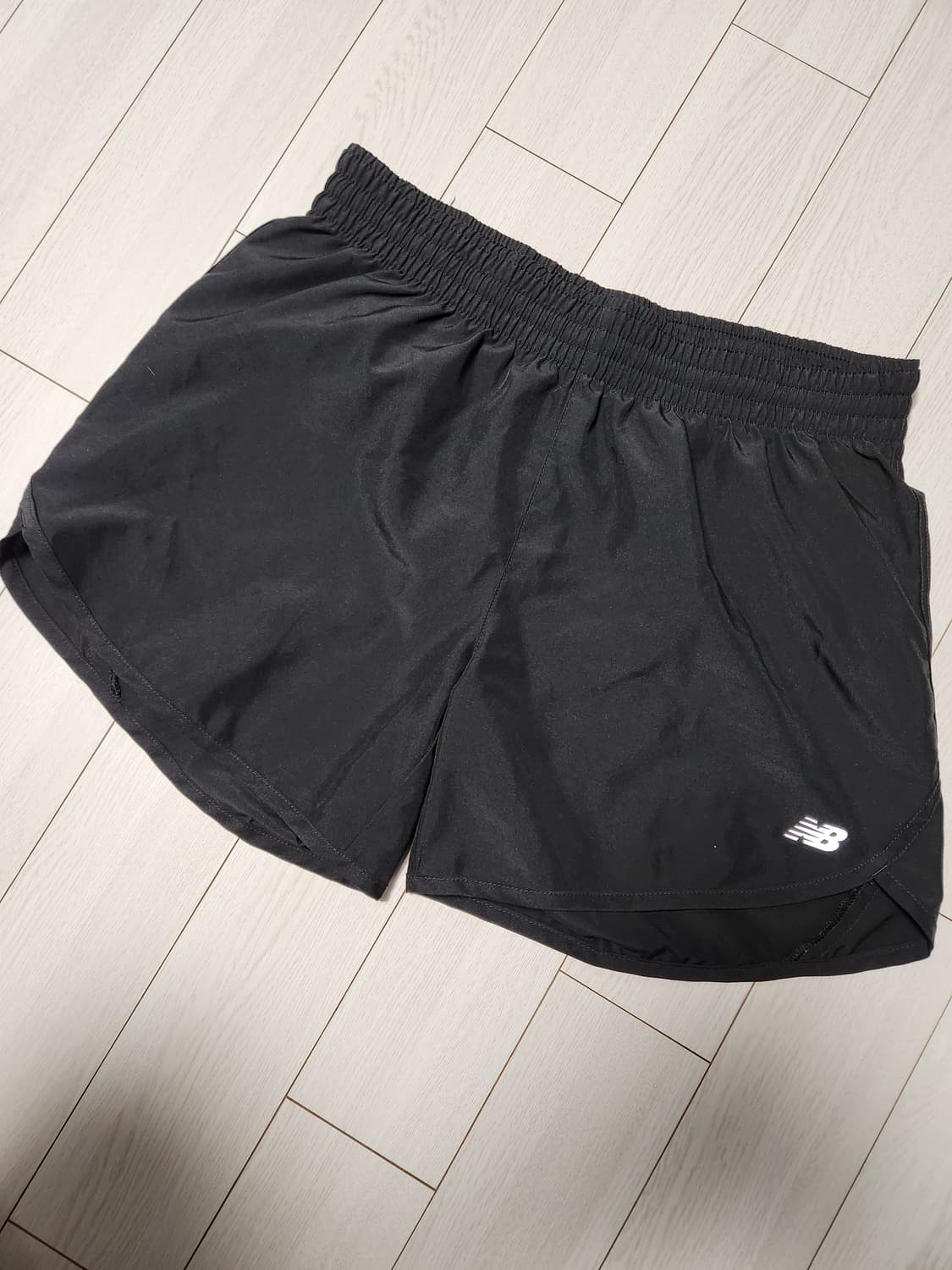 뉴발란스 여성 러닝 반바지 사이즈L

사진처럼 새거같이 깨끗해요

오염  상품이미지1