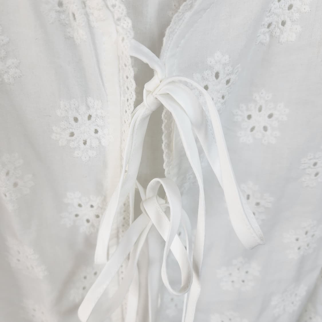 아일렛 리본 자수 블라우스 화이트 상품이미지2