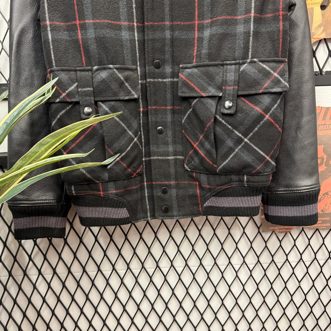 에어조던 울 레더 믹스 스타디움 자켓 체크패턴 투포켓 디테일 블랙 레드 상품이미지4