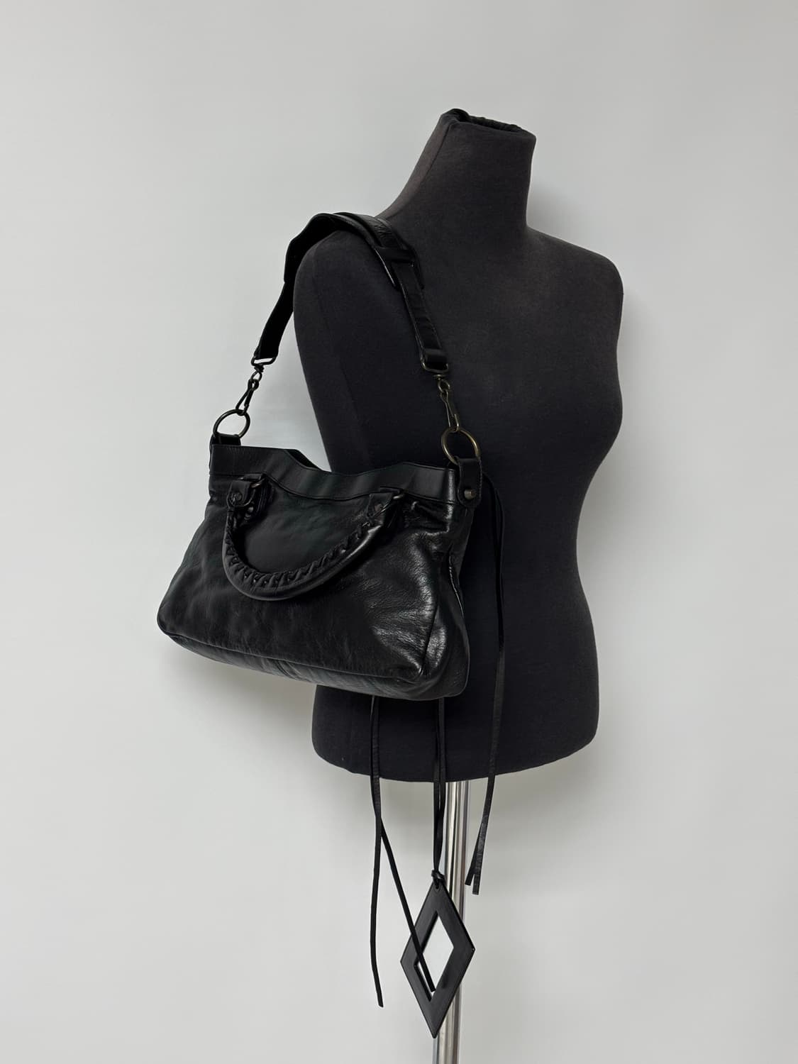 발렌시아가 모터백 클래식 퍼스트백 상품이미지2