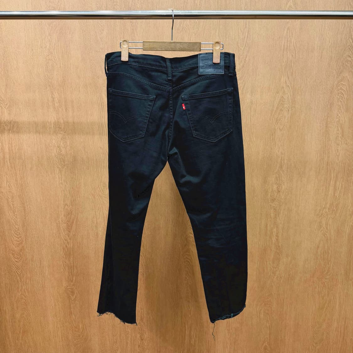 리바이스 511 코튼 팬츠 디스트로이드 로고 탭 디테일 레귤러핏 블랙 상품이미지3