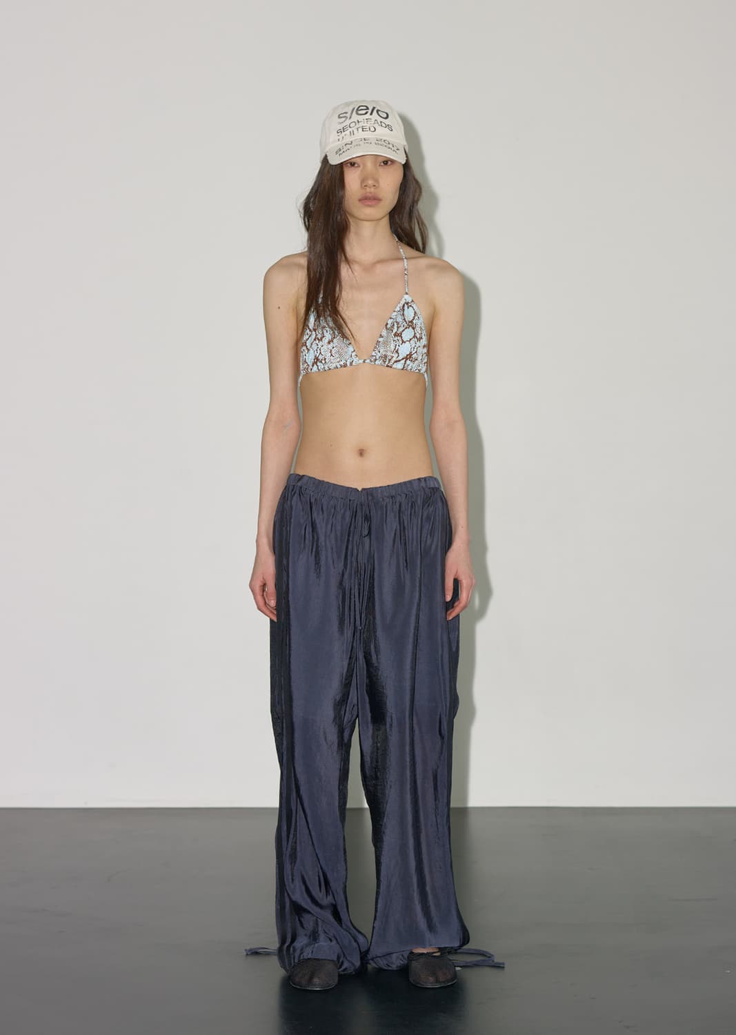 SEO SHEER GLOSSY SIDE-TRIM PANTS COAL 상품이미지2