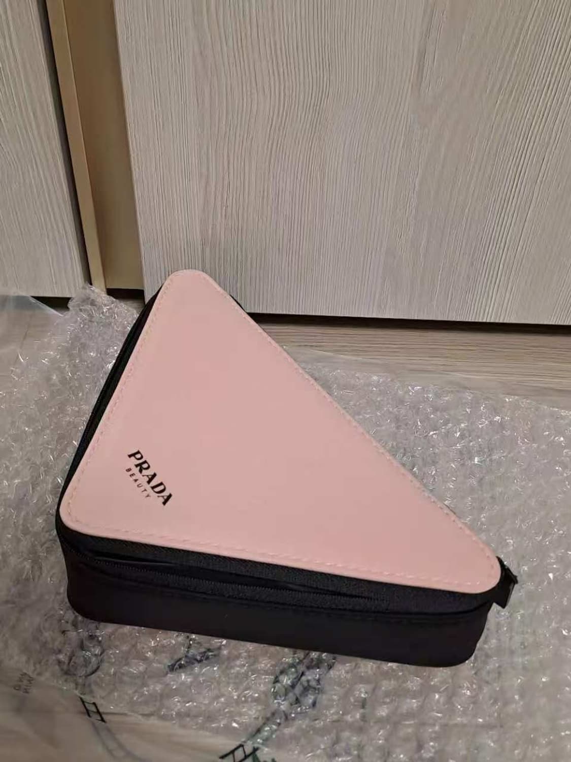 프라다 뷰티 핑크 삼각 파우치 상품이미지2