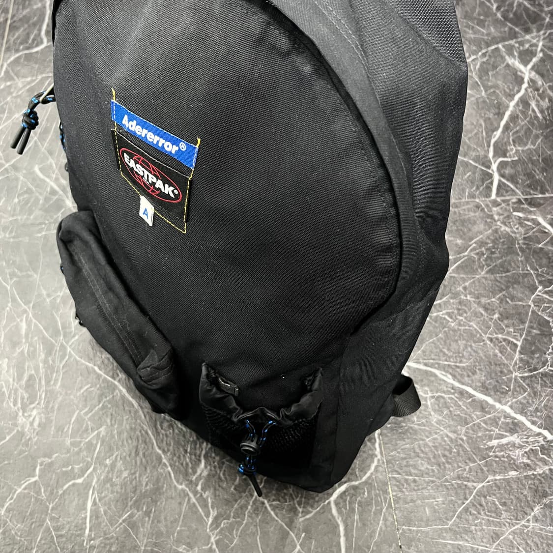 아더에러 x 이스트백 패디드 백팩 블랙 상품이미지6