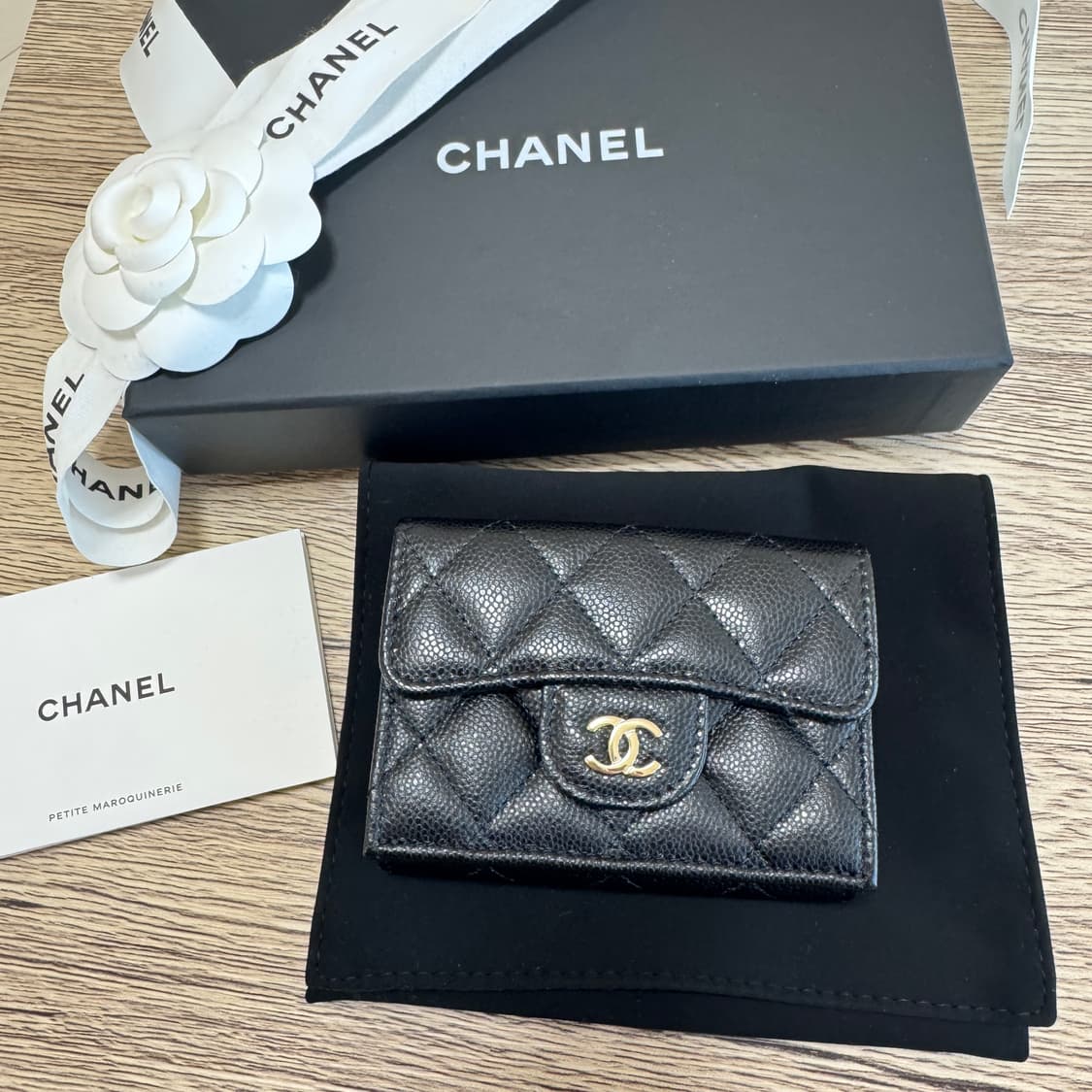샤넬 클래식 캐비어 3단지갑 금장 블랙 새제품 AP0230 상품이미지1