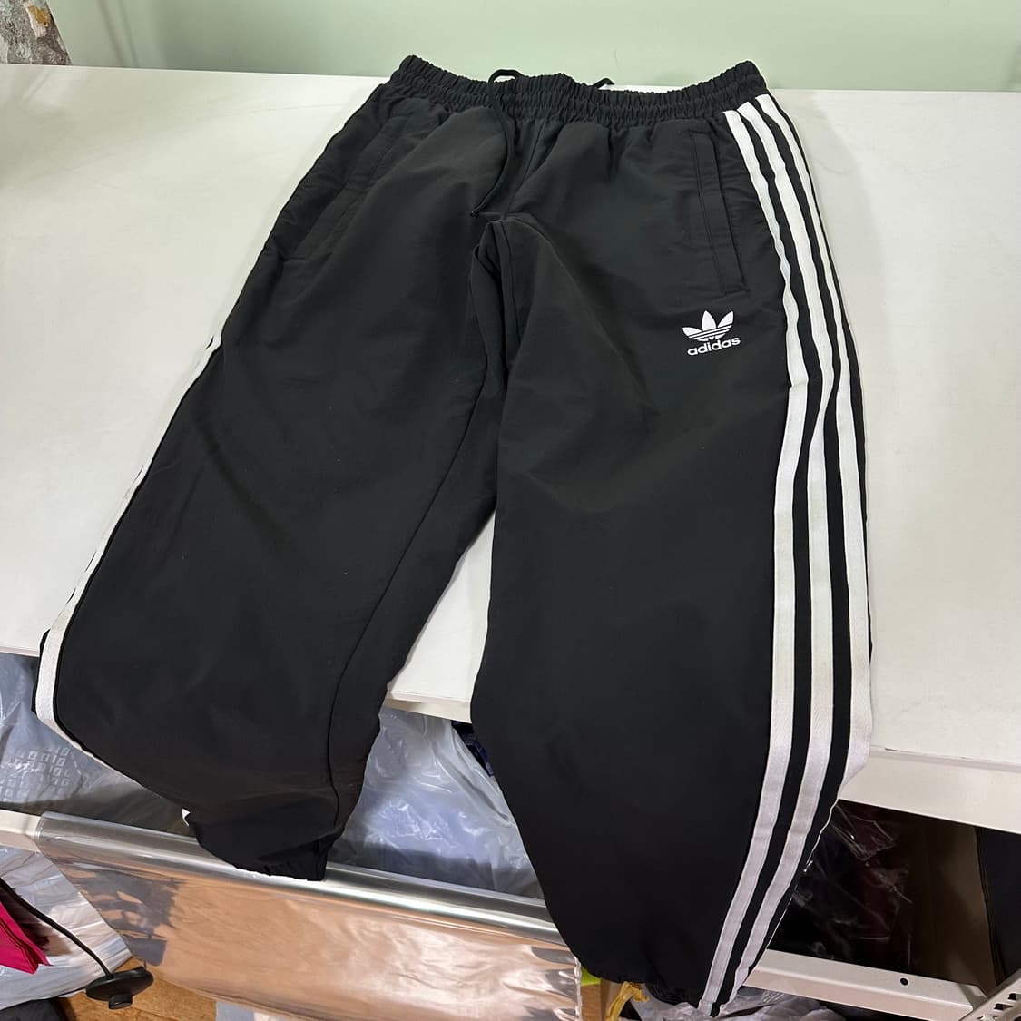 S 아디다스오리지날 레귤러핏 블랙 3스트라이프 바막재질 나일론팬츠 상품이미지3