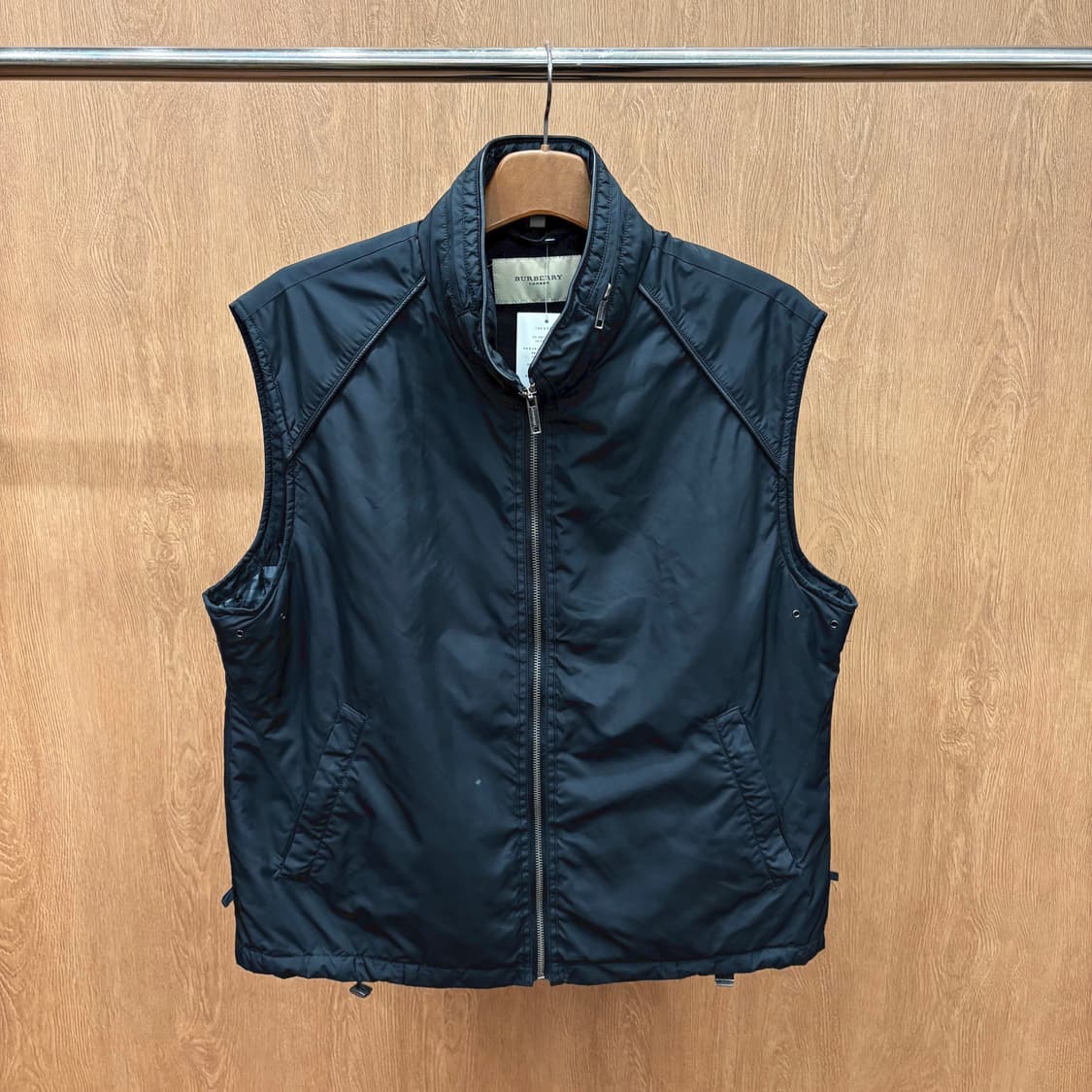 버버리 하이넥 경량 패딩 베스트 드로우 스트링 디테일 레귤러핏 블랙 상품이미지2