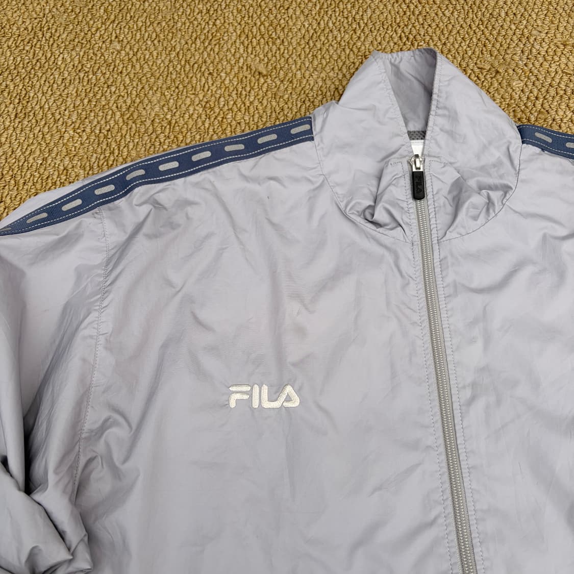 일본판)FILA휠라 라이트 그레이 사이드라인 바람막이(3XL) 상품이미지3