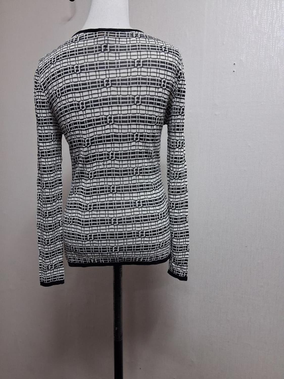 펜디 비스코스 레이욘니트  긴팔 티 검정 주카 여성55적당 FF로고 상품이미지2