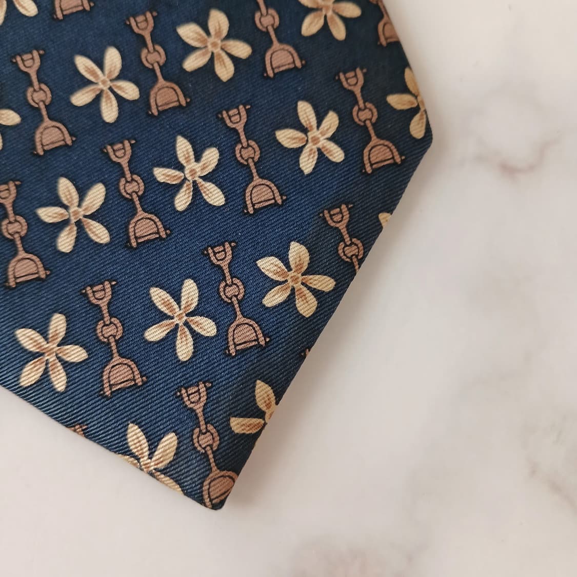 아쿠아스큐텀 실크 네이비 플라워 패턴 넥타이 10cm A등급 A19365 상품이미지10