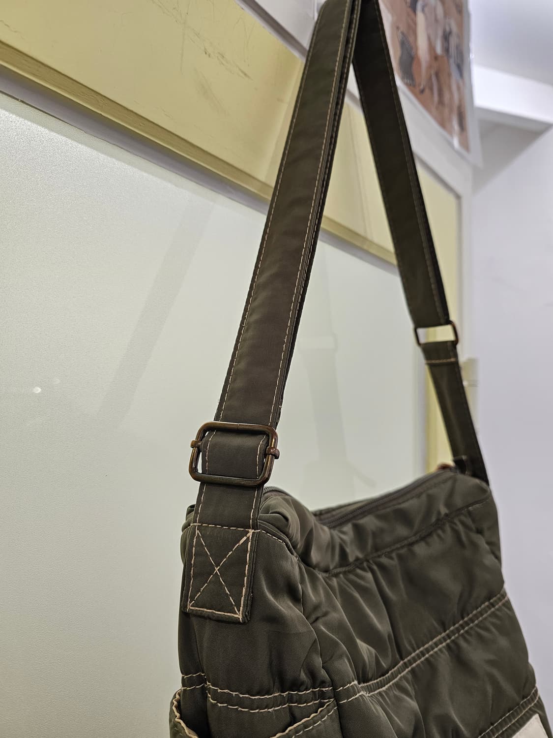 Japan 카키 패딩 크로스백 상품이미지6