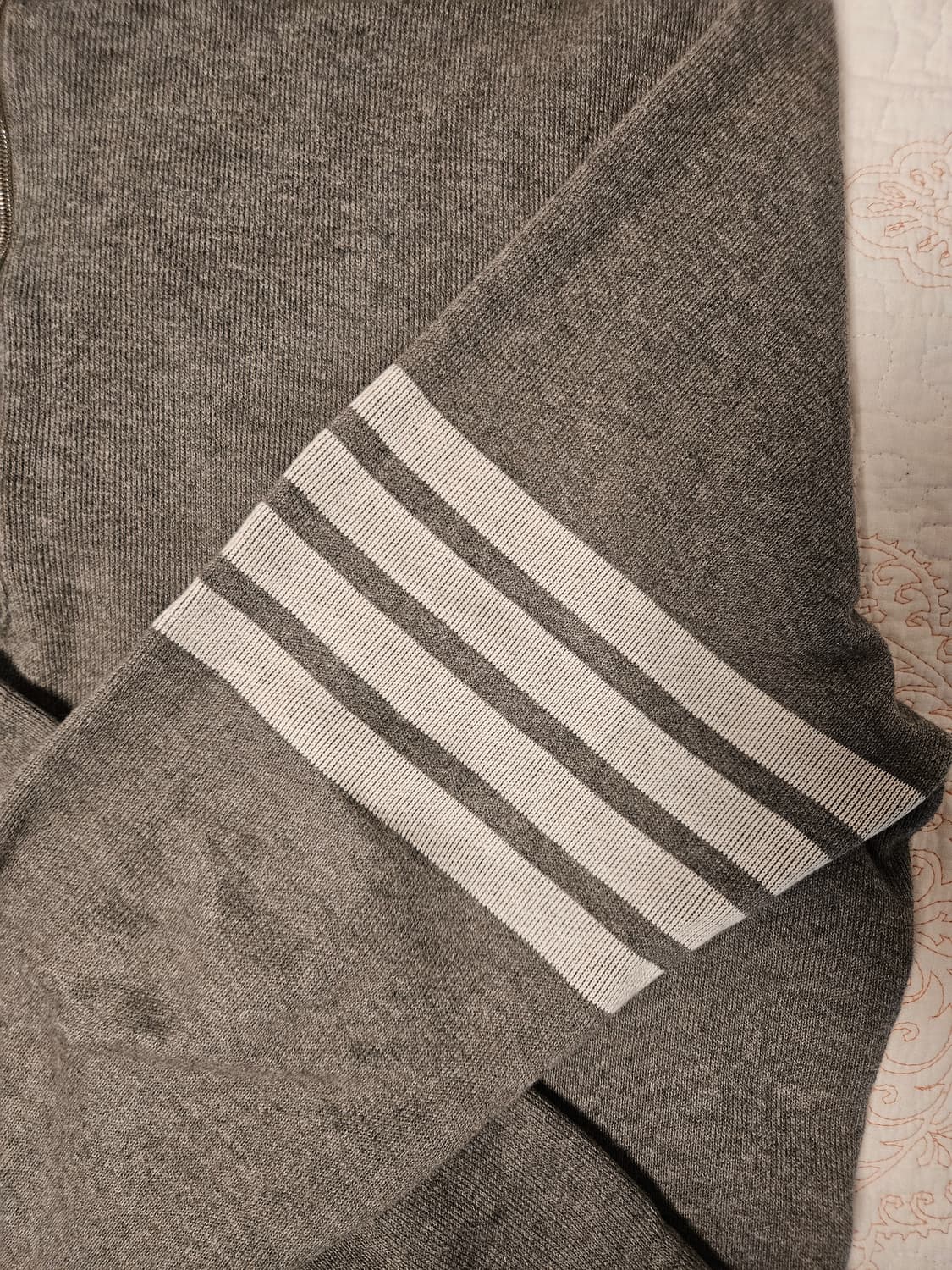 톰브라운 4선 반집업 그레이 색상 5사이즈 판매합니다! 상품이미지3