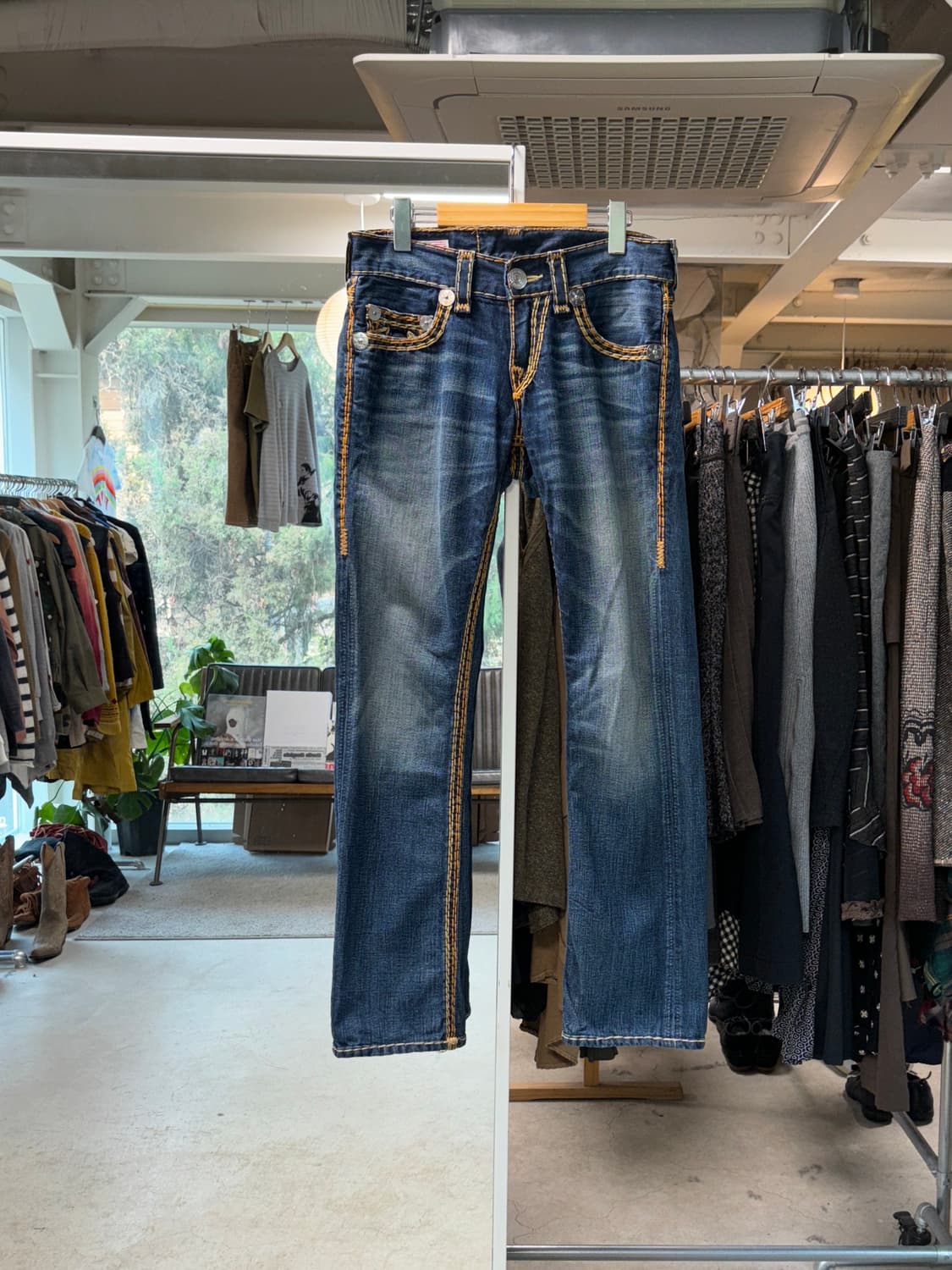 트루릴리전 스트레이트 로우라이즈 데님팬츠 상품이미지1