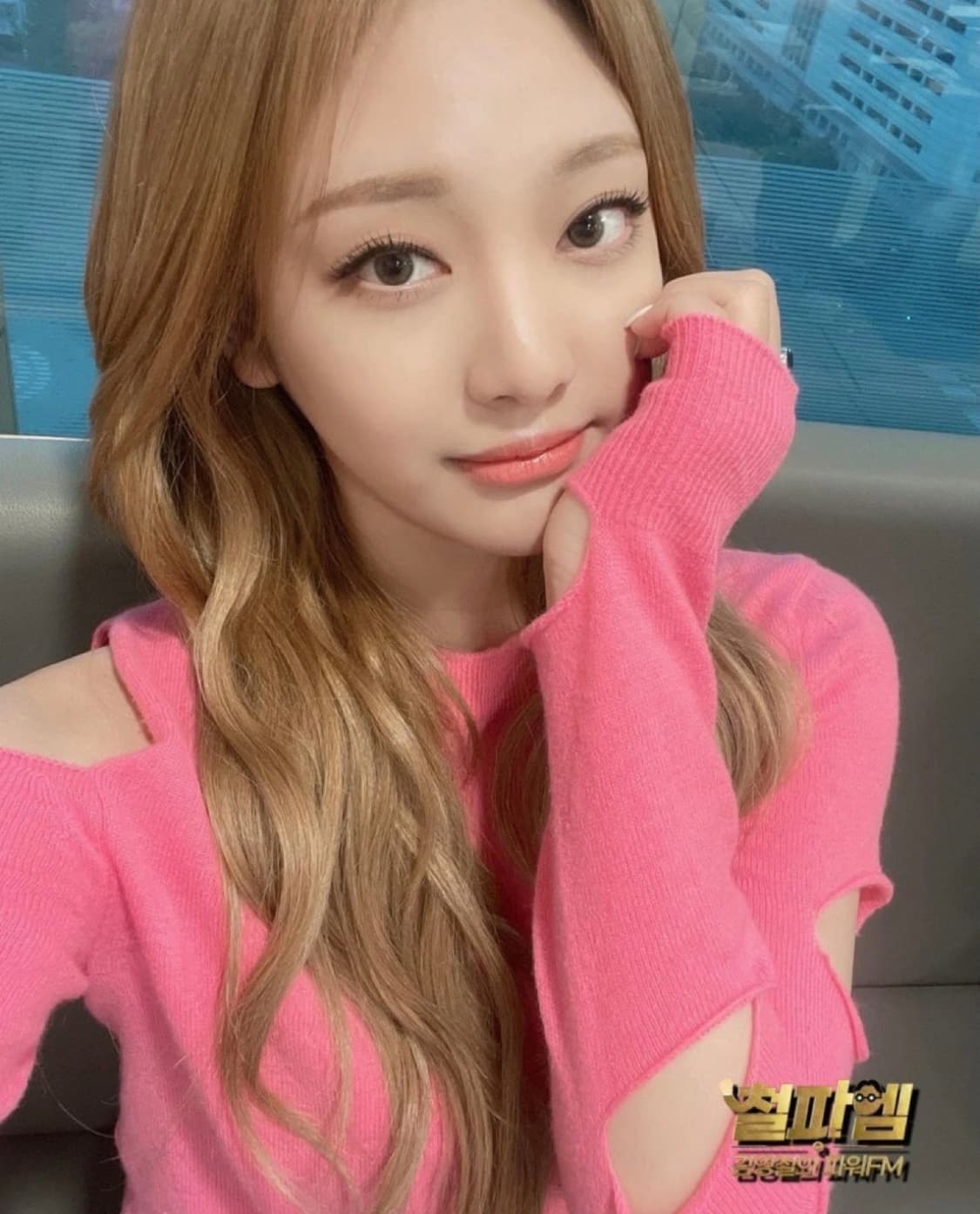 더오픈프로덕트 핑크 컷아웃 니트 상품이미지5