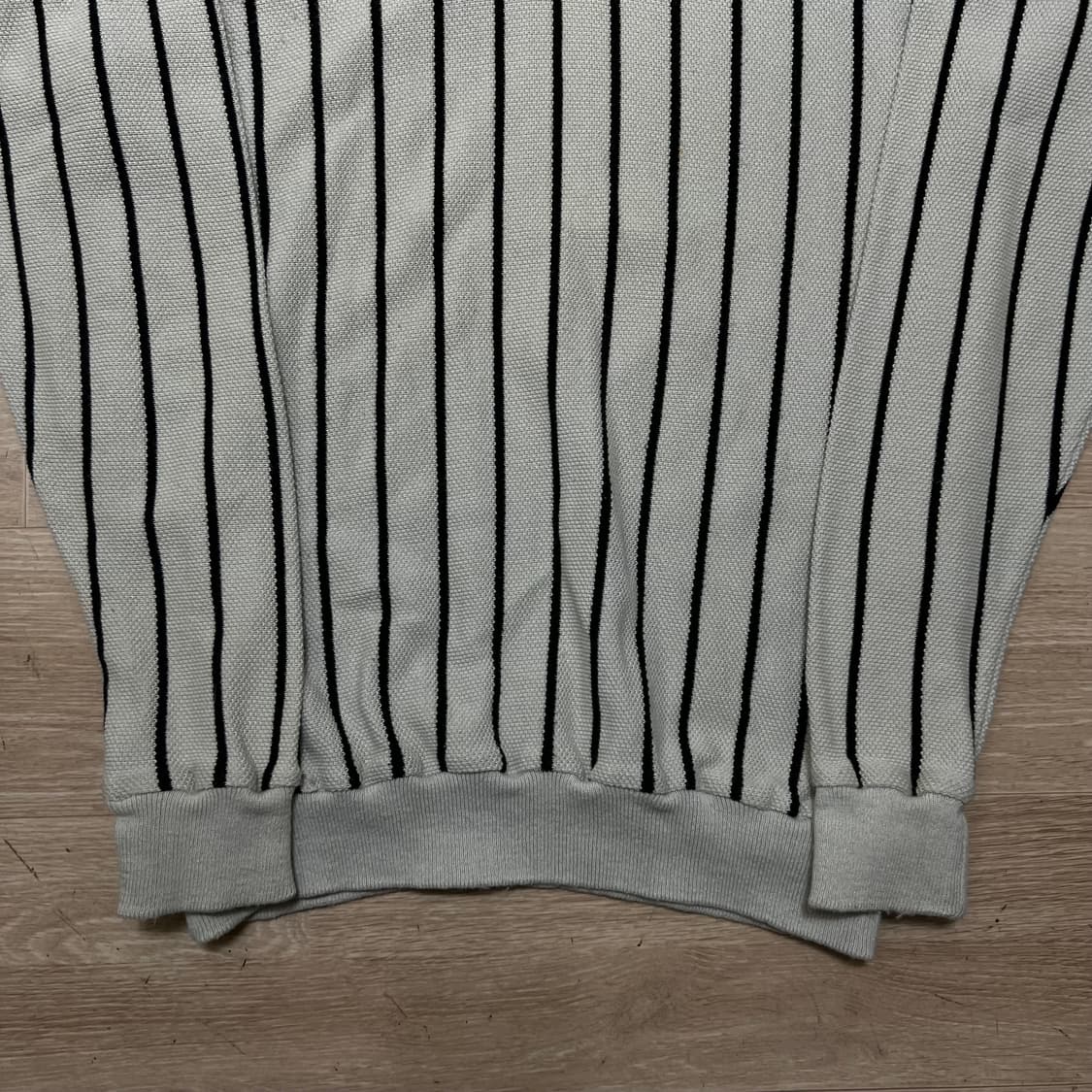 라코스테 자수로고 스트라이프 브이넥 니트 [화이트] 5사이즈 상품이미지3