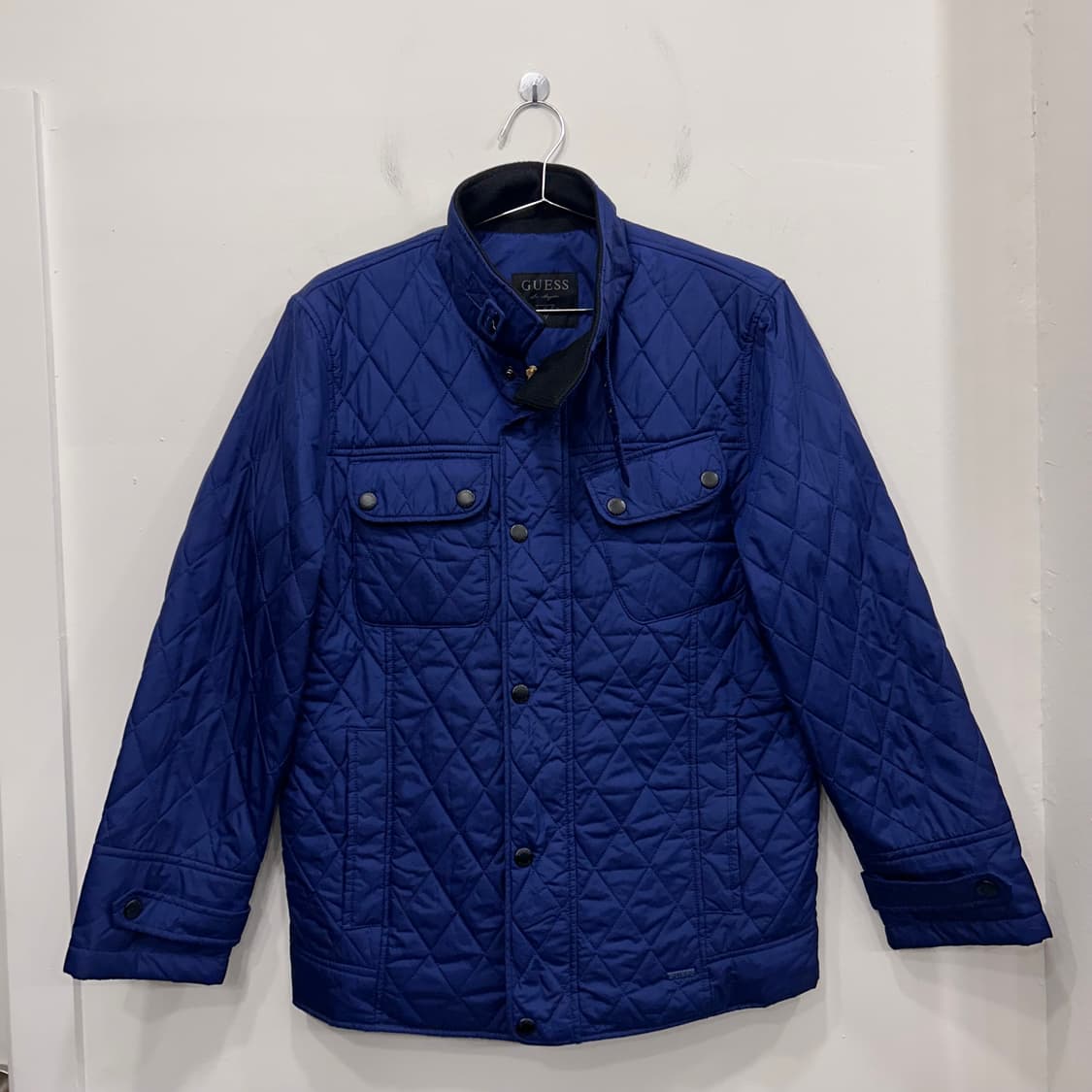 게스 하이넥 더블포켓 다이아몬드 퀼팅 자켓 상품이미지2