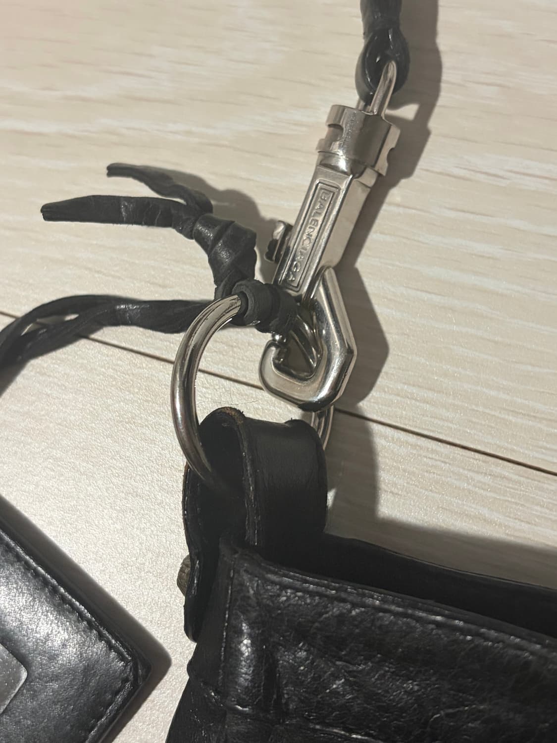 발렌시아가 자이언트 힙 크로스백 블랙 상품이미지7