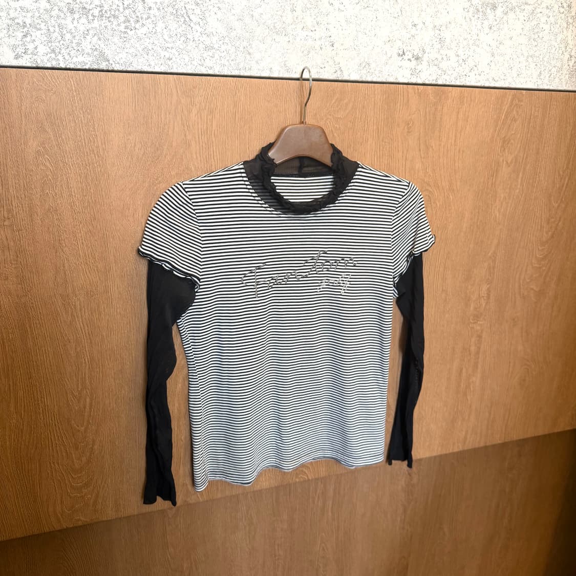 빈티지 하프넥 스트라이프 롱슬리브 티셔츠 메쉬 배색 슬리브 디테일 화이트 상품이미지1