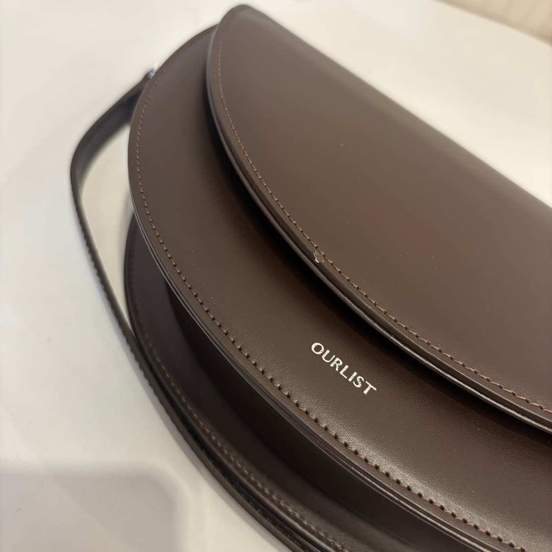 정품 아워리스트 크로스백    상품이미지9