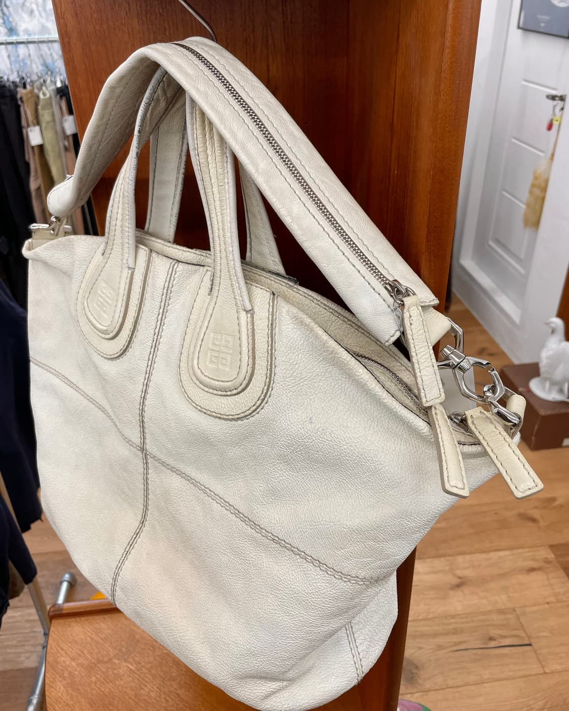 지방시 페이던트 레더 백 상품이미지8