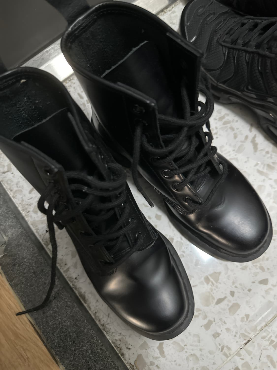 닥터마틴 1460 모노 8홀 240 상품이미지1