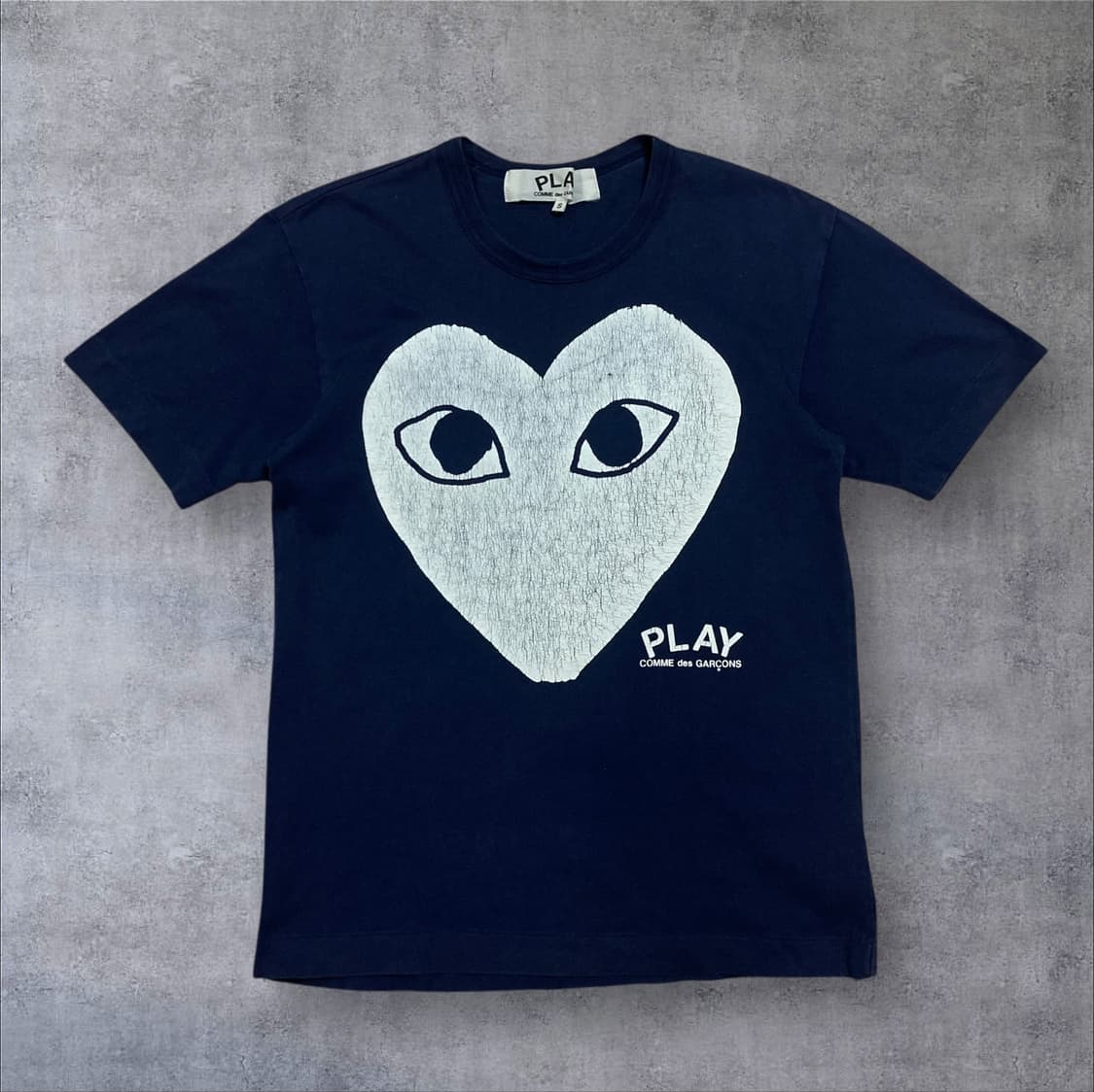 꼼데가르송 화이트 하트 빅로고 네이비 반팔티 상품이미지1