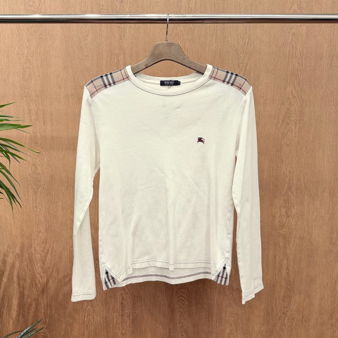 버버리 블랙 라벨 라운드넥 티셔츠 로고 자수 체크 배색 디테일 아이보리 상품이미지1