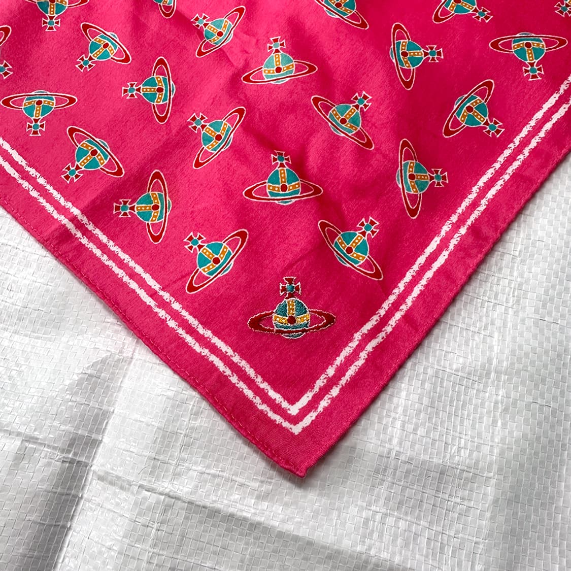 비비안웨스트우드 ORB 로고 플레이 쁘띠 손수건 스카프 핑크 정품 상품이미지3