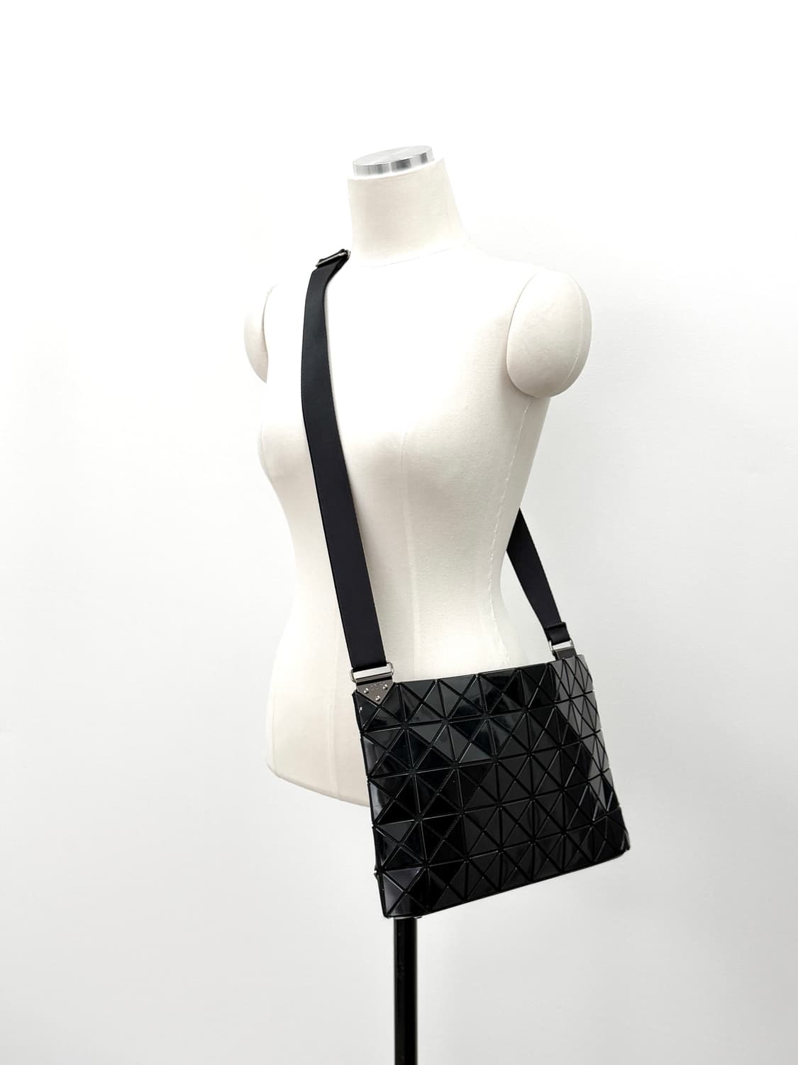 바오바오 루센트 블랙 크로스백 상품이미지2