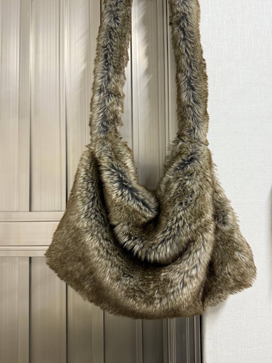 아모멘토 퍼 크로스백 상품이미지2