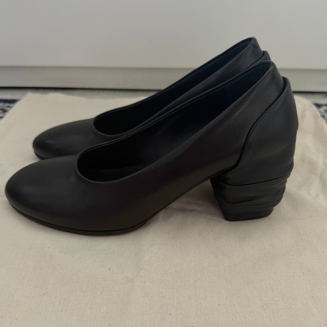 꼼데가르송 드레이프 힐 레더 펌프스 상품이미지1