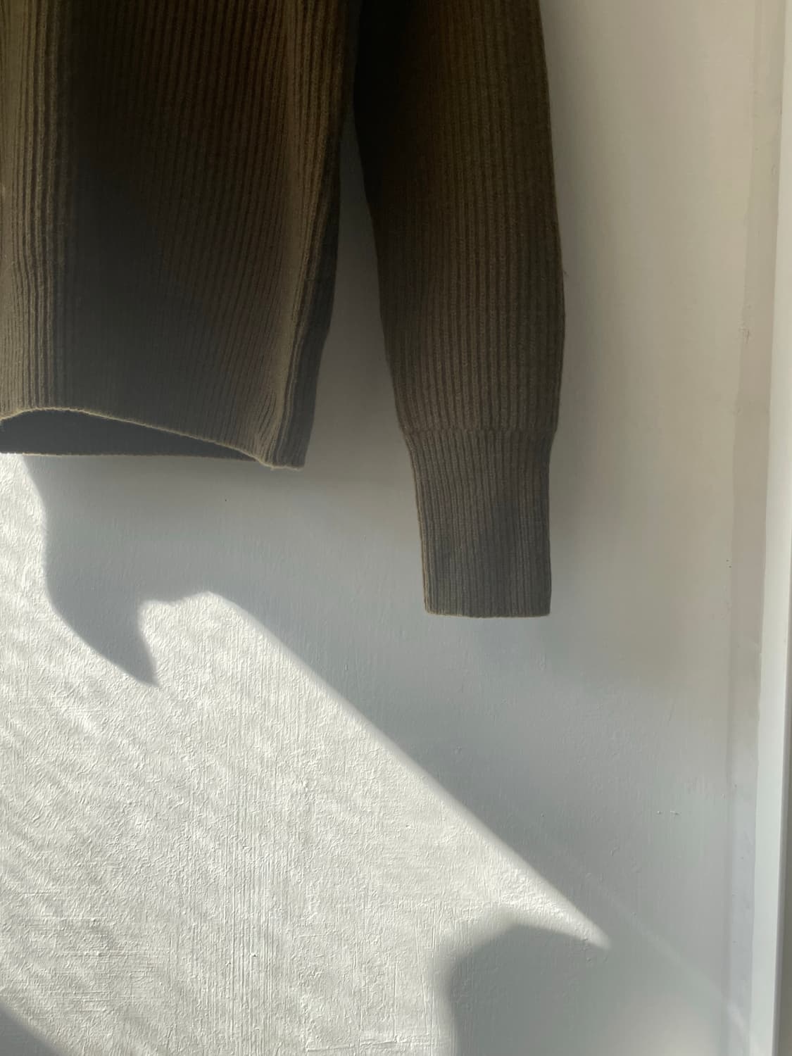 라벨 아카이브 메리노 파인울 브이넥 니트 올리브그린(1) 새상품(내용필) 상품이미지4