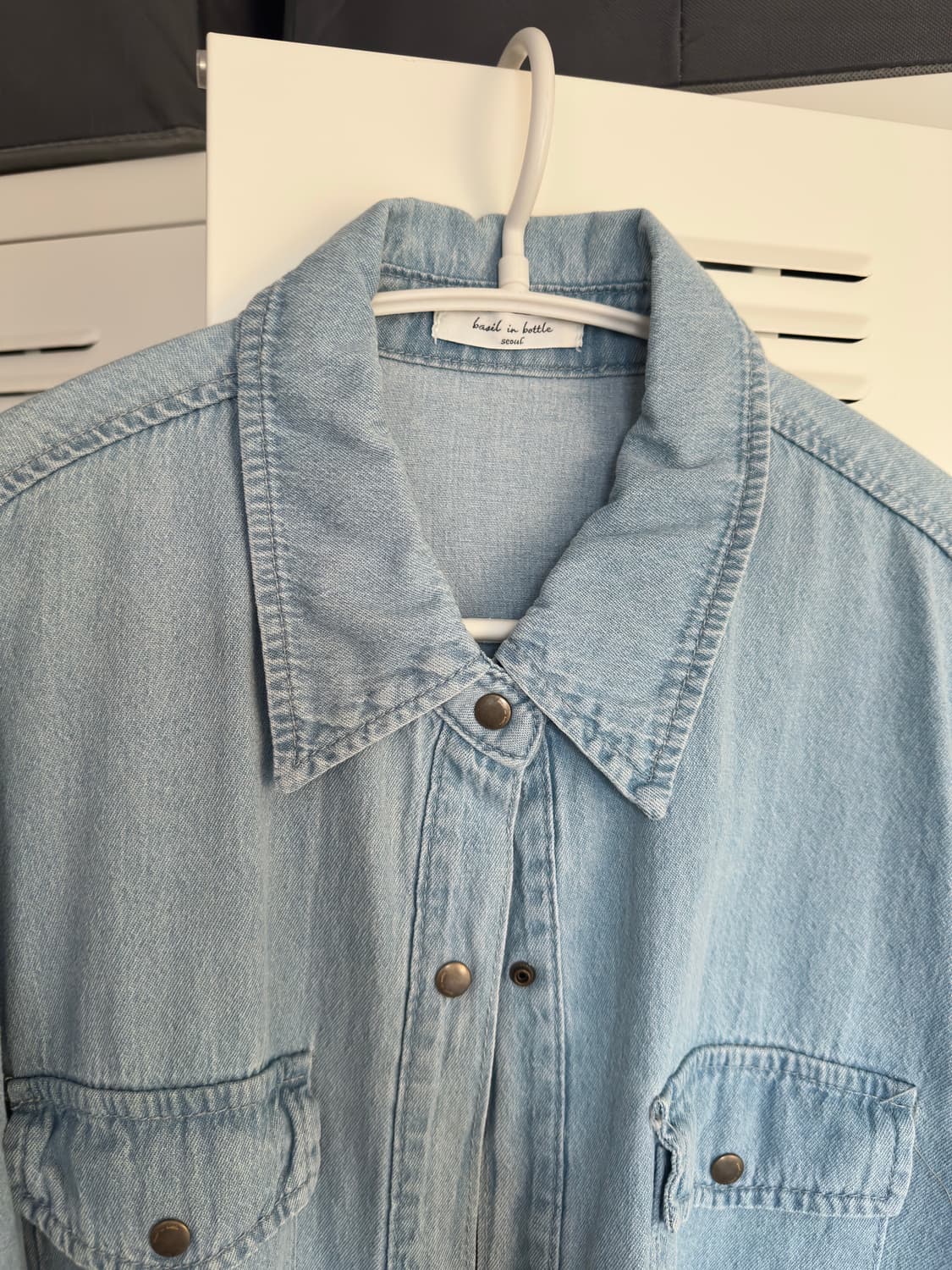 바질인보틀 원스 데님 셔츠 연청 상품이미지3