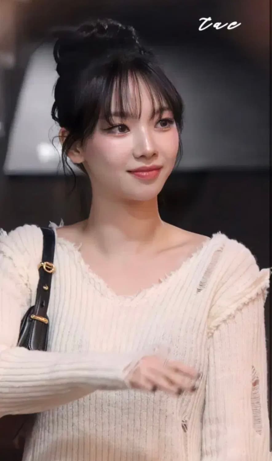 아델리오 브이넥 데미지 니트  상품이미지1