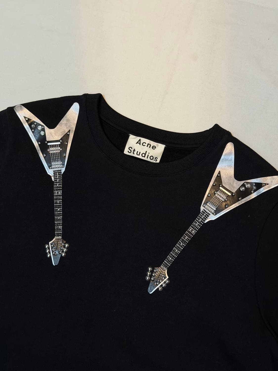 아크네 스튜디오 기타 프린팅 반팔 티셔츠 블랙 상품이미지2