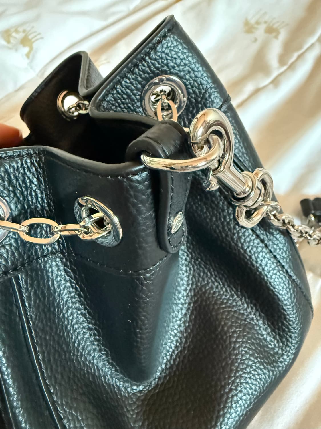 비비안웨스트우드 크리시 스몰 버킷백 블랙 상품이미지3