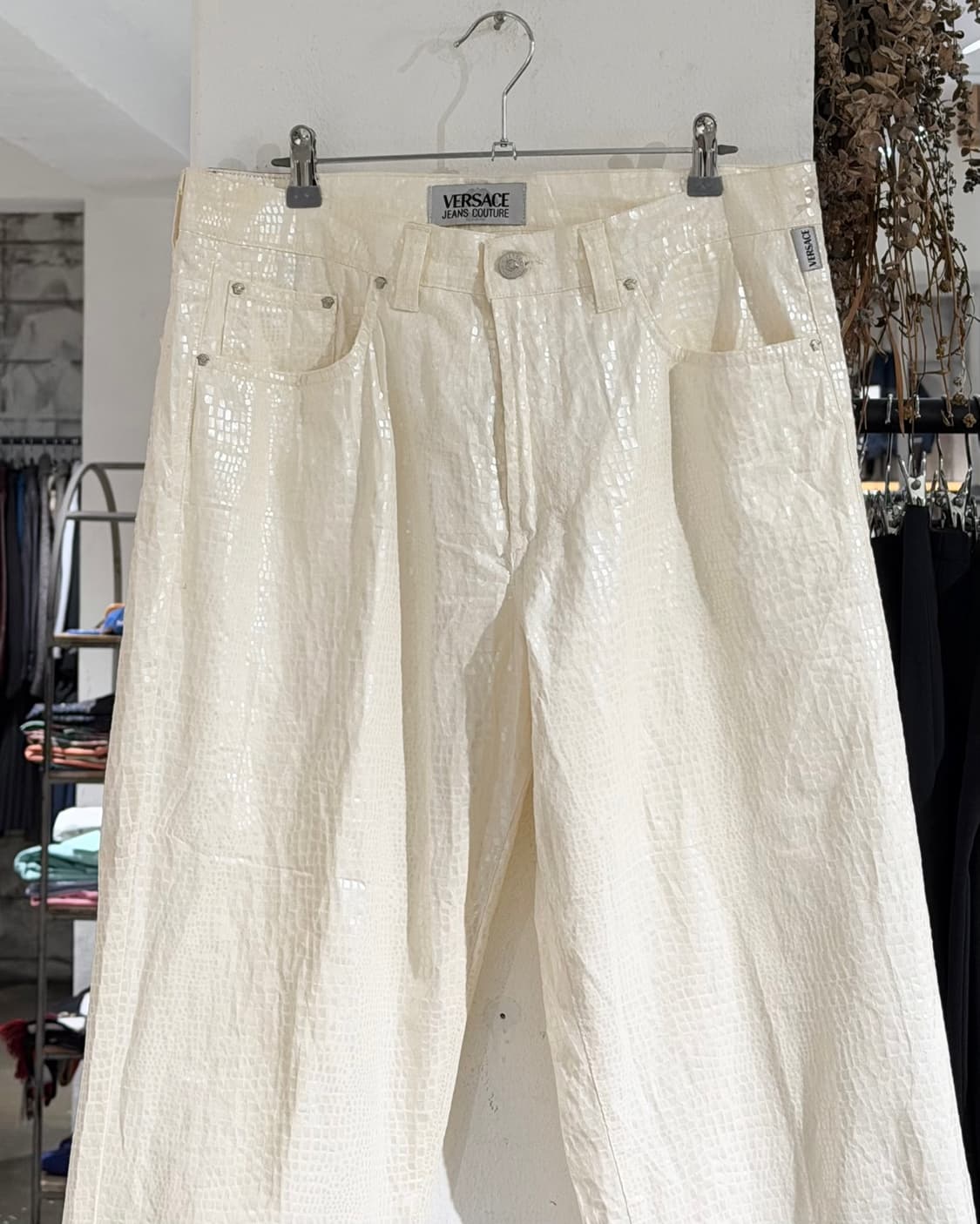 베르사체 진스 꾸뛰르 아이보리 악어가죽 텍스쳐 와이드 팬츠 상품이미지2