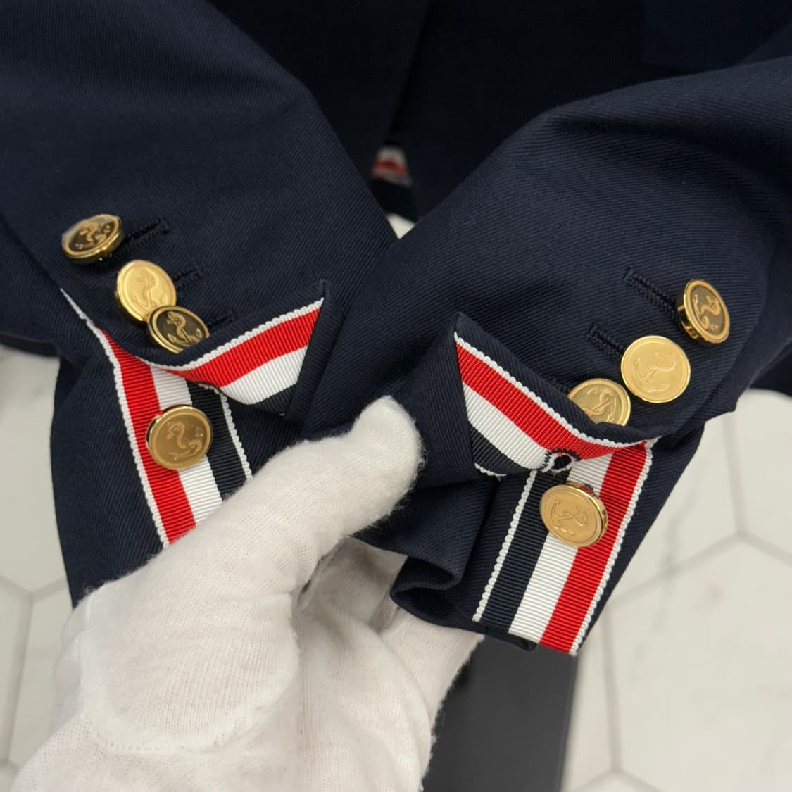 [3] 톰브라운 사선완장 금장 클래식 블레이저 상품이미지4