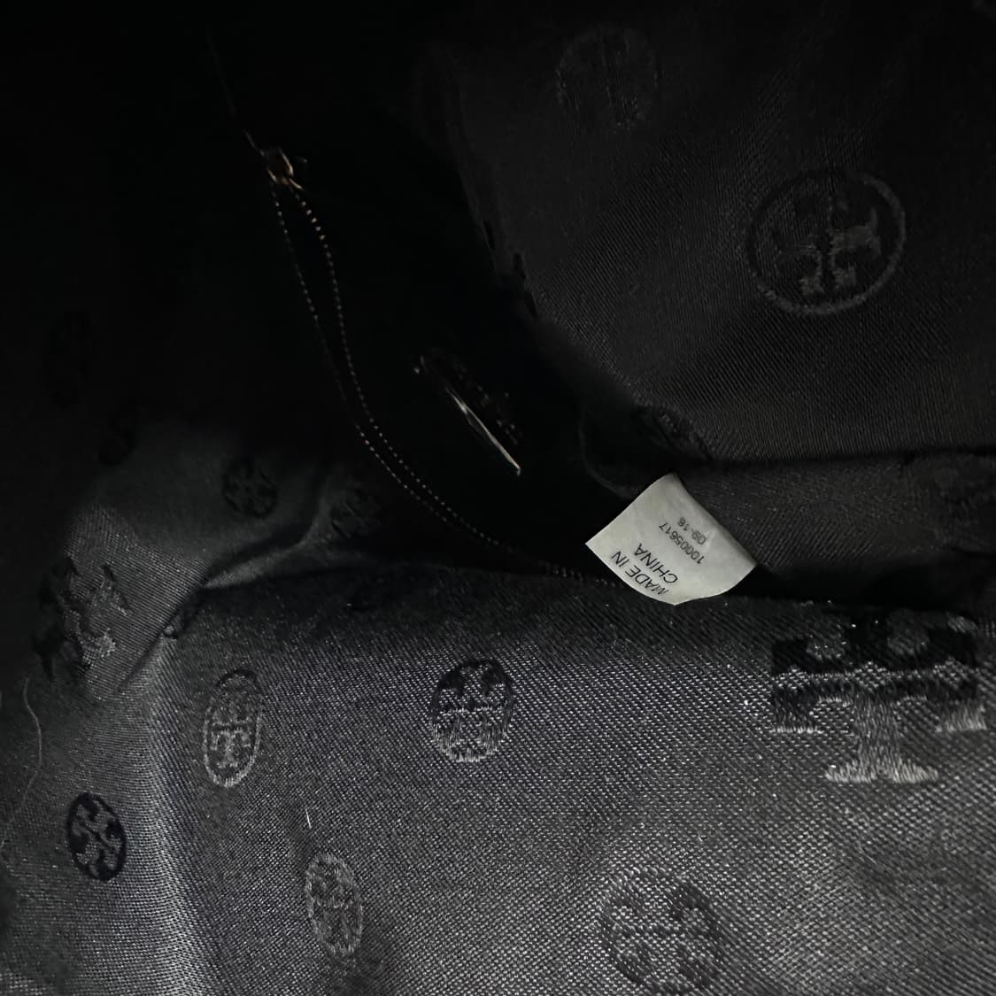 토리버치 블랙 가죽 테슬 크로스백 클러치형 가방 상품이미지8