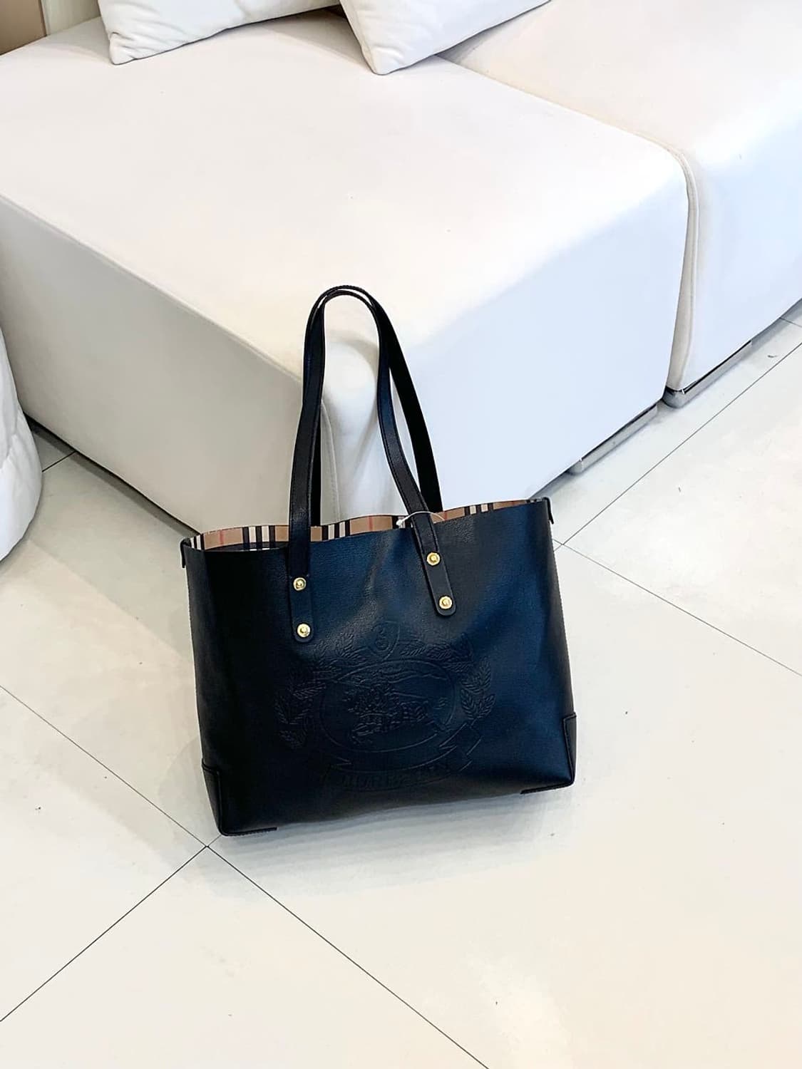 버버리 엠보스트 크레스트 레더 숄더백 (정품) 상품이미지1