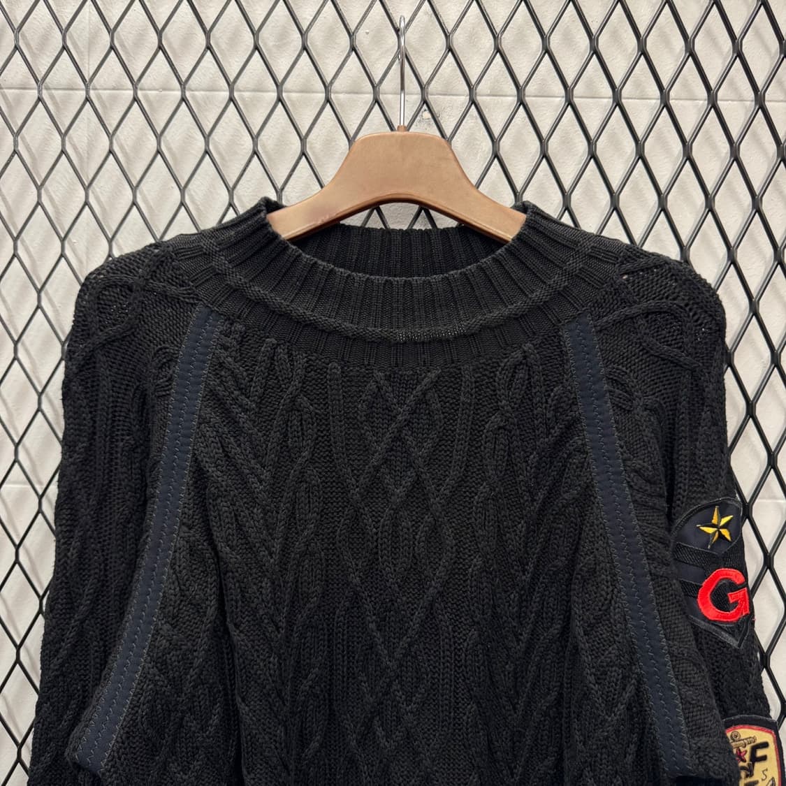 지안프랑코 페레 꽈배기 니트 마린 패치 포인트 울 스웨터 블랙 상품이미지3