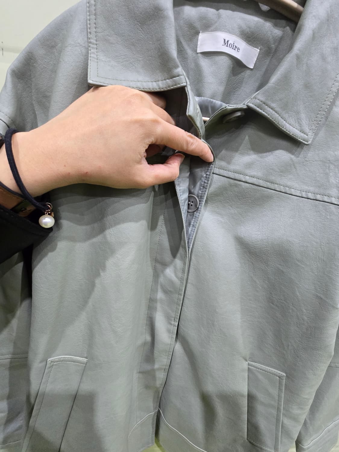 미니멀한 무드의 Moire 여성 가죽 자켓 상품이미지7