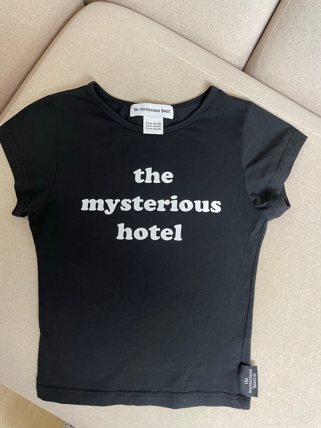 더미스테리어스호텔 모짜렐라 반팔 티셔츠 블랙 상품이미지1